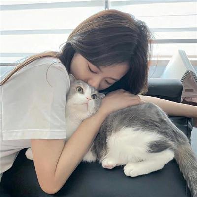 草丛中的人